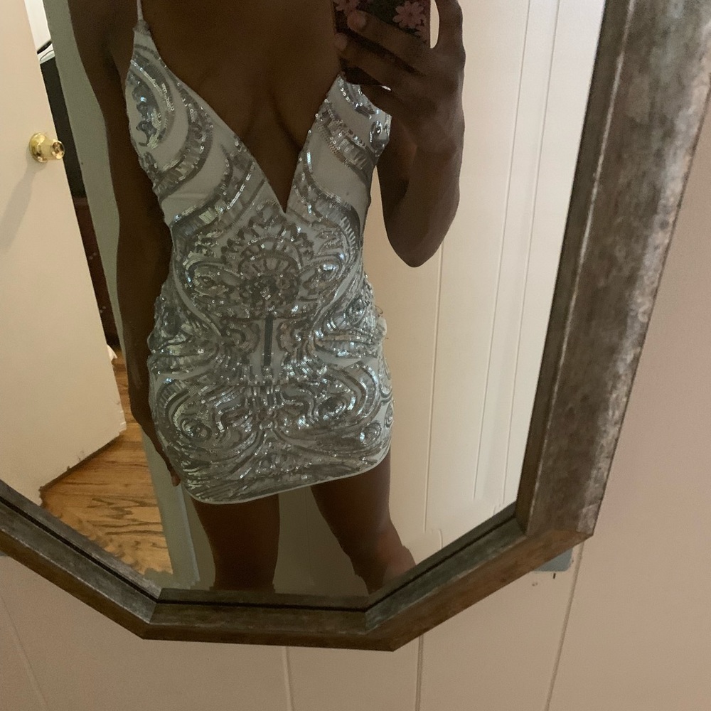 Beautiful plunge neck sequenced dress🤩